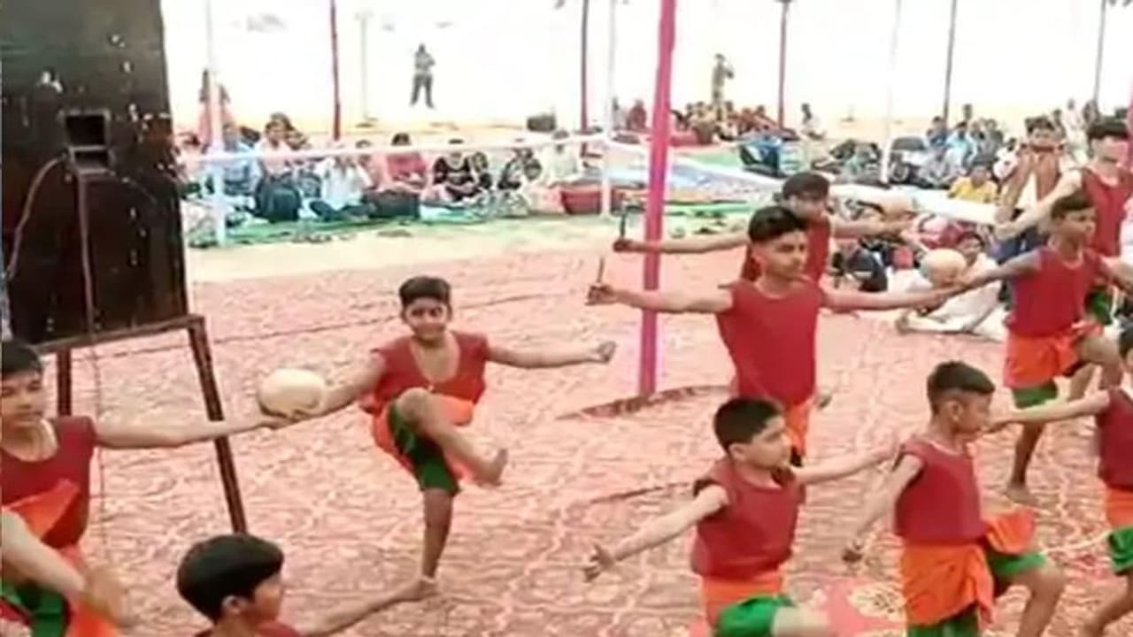 बिहार में यहां एक हाथ में नरमुंड, दूसरे में खंजर लेकर नृत्य करते हैं बच्चे, 44 साल पहले शुरुआत, इसके फायदे भी