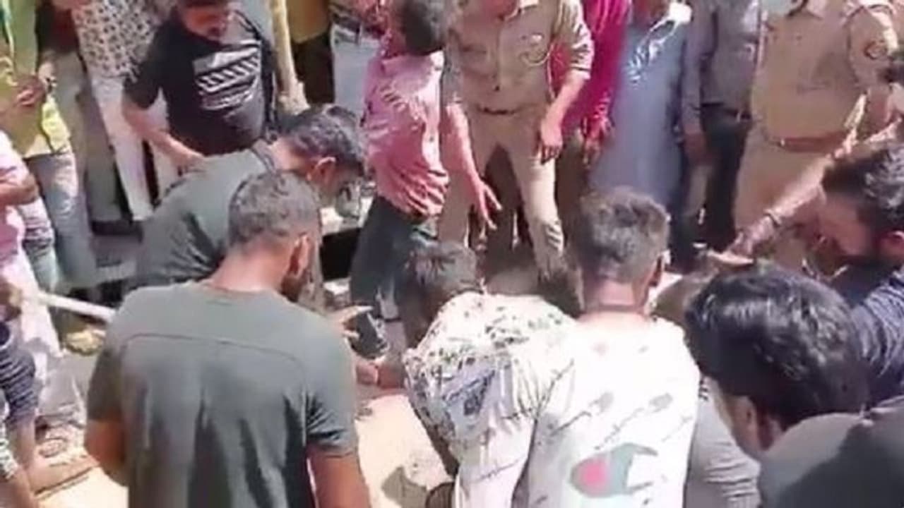 लखनऊ में सीवर सफाई के लिए मैन होल में उतरे 2 कर्मचारियों की मौत, एक का इलाज ट्रामा सेंटर में जारी लखनऊ में सीवर सफाई के लिए मैन होल में उतरे 2 कर्मचारियों की मौत, एक का इलाज ट्रामा सेंटर में जारी