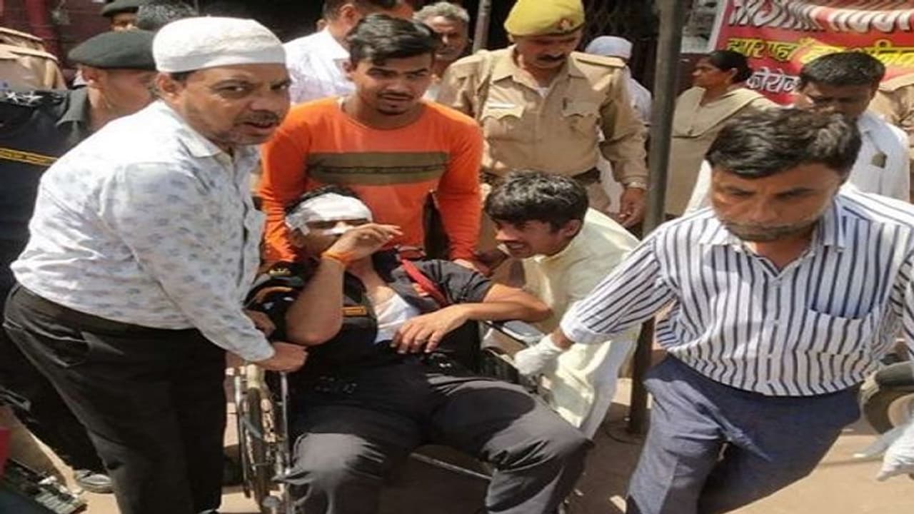 कानपुर में मवेशी पकड़ने गई नगर निगम टीम पर हुआ हमला, मारपीट पथराव से पार्टी के कार्यकर्ता हुए घायल कानपुर में मवेशी पकड़ने गई नगर निगम टीम पर हुआ हमला, मारपीट पथराव से पार्टी के कार्यकर्ता हुए घायल