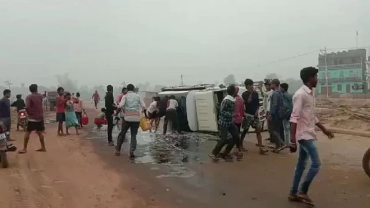 आसमान छू रहे पेट्रोल के रेट: लेकिन पटना में फ्री डीजल लेने के लिए बाल्टी लेकर दौड़े, देखते ही बना नजारा आसमान छू रहे पेट्रोल के रेट: लेकिन पटना में फ्री डीजल लेने के लिए बाल्टी लेकर दौड़े, देखते ही बना नजारा