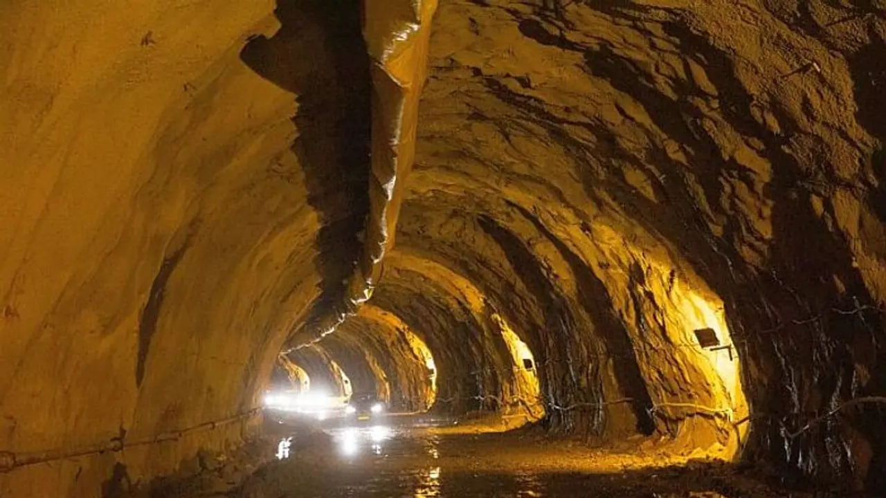 বারাসাতে হইহই কান্ড, মাটি খুঁড়তেই বেরল আস্ত একটা সুড়ঙ্গ!