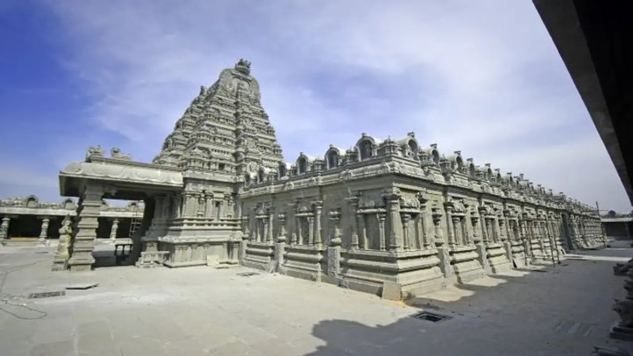 డ్రోన్తో యాదాద్రి ఆలయం చిత్రీకరణ: పోలీసుల అదుపులో ఇద్దరు డ్రోన్తో యాదాద్రి ఆలయం చిత్రీకరణ: పోలీసుల అదుపులో ఇద్దరు