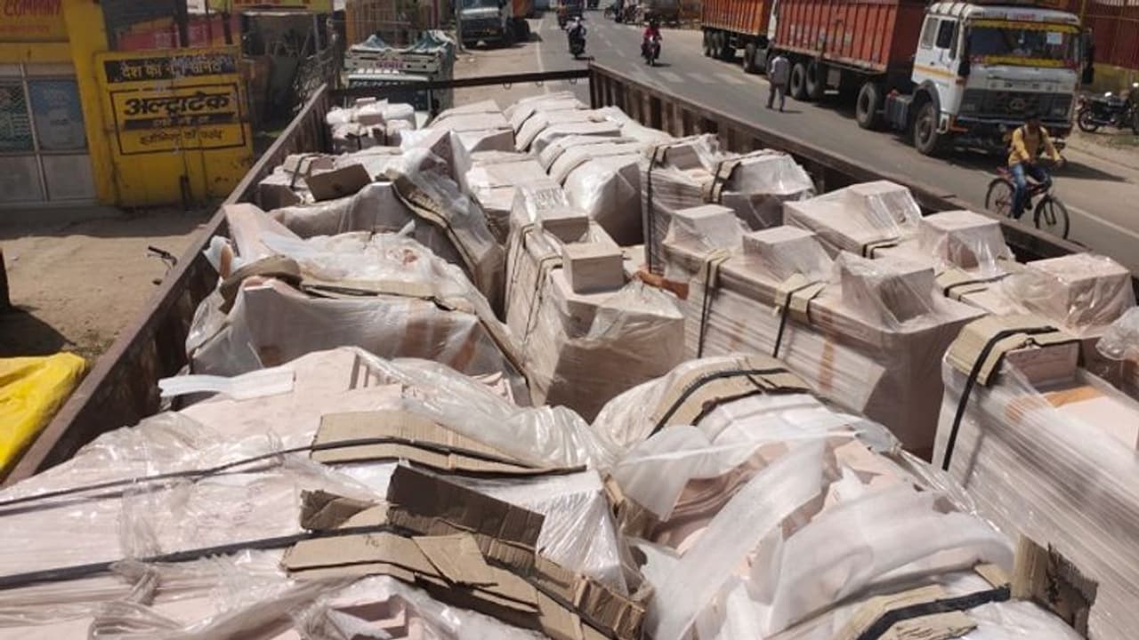 अयोध्या के राम मंदिर में पहुंचनी हुई शुरू पत्थरों की खेप, राजस्थान की कार्यशाला में तराशी जा रही हैं शिलाएं अयोध्या के राम मंदिर में पहुंचनी हुई शुरू पत्थरों की खेप, राजस्थान की कार्यशाला में तराशी जा रही हैं शिलाएं