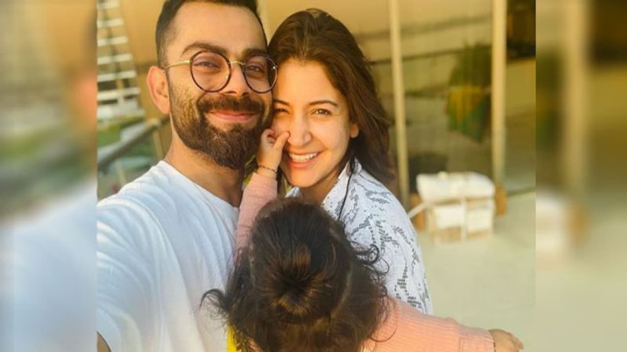 वामिका के प्ले गार्डन में विराट कोहली अनुष्का शर्मा के साथ ली सेल्फी, एक्ट्रेस की मुस्कान देख घायल हुए फैंस वामिका के प्ले गार्डन में विराट कोहली अनुष्का शर्मा के साथ ली सेल्फी, एक्ट्रेस की मुस्कान देख घायल हुए फैंस