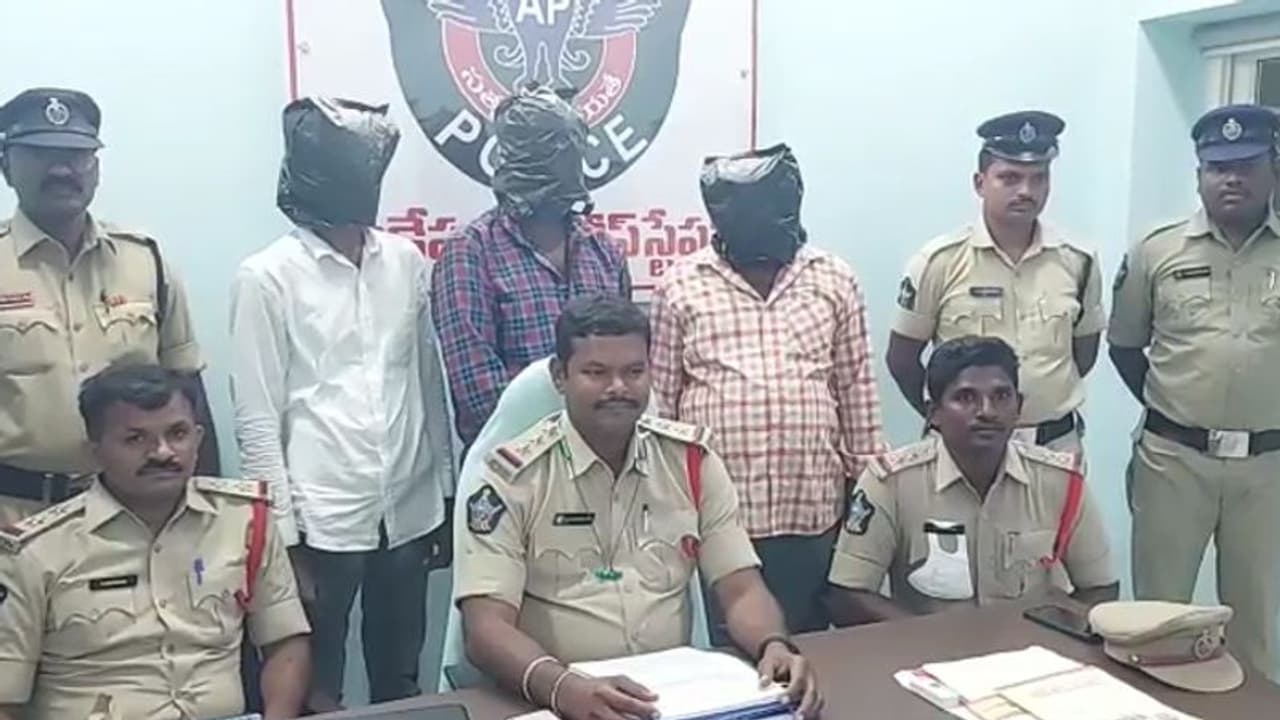 ఖాళీ స్థలం కనిపిస్తే చాలు కబ్జానే, యజమానులకు బెదిరింపులు.. తాడేపల్లిలో ల్యాండ్ మాఫియా ఆగడాలు ఖాళీ స్థలం కనిపిస్తే చాలు కబ్జానే, యజమానులకు బెదిరింపులు.. తాడేపల్లిలో ల్యాండ్ మాఫియా ఆగడాలు