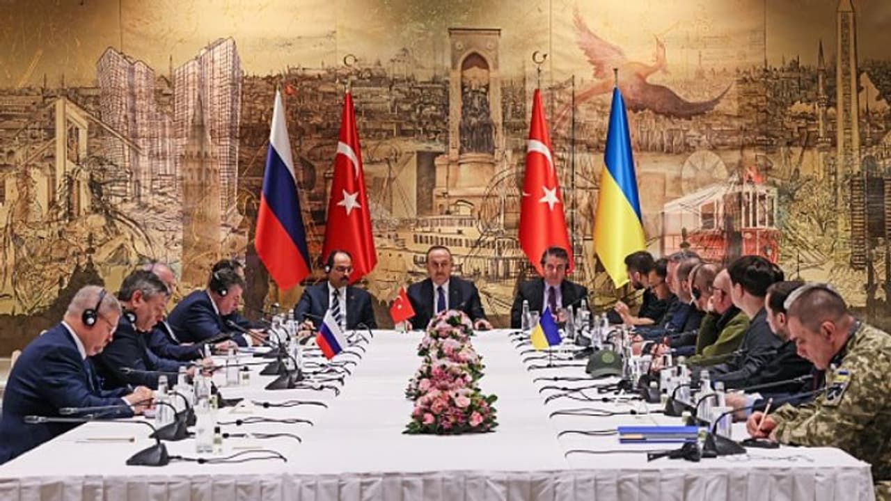 ইউক্রেনের সঙ্গে যুদ্ধে কি হাঁপিয়ে গেল রাশিয়া? সুর নরম, ছেড়ে দিল ৩টি বড় দাবিই ইউক্রেনের সঙ্গে যুদ্ধে কি হাঁপিয়ে গেল রাশিয়া? সুর নরম, ছেড়ে দিল ৩টি বড় দাবিই