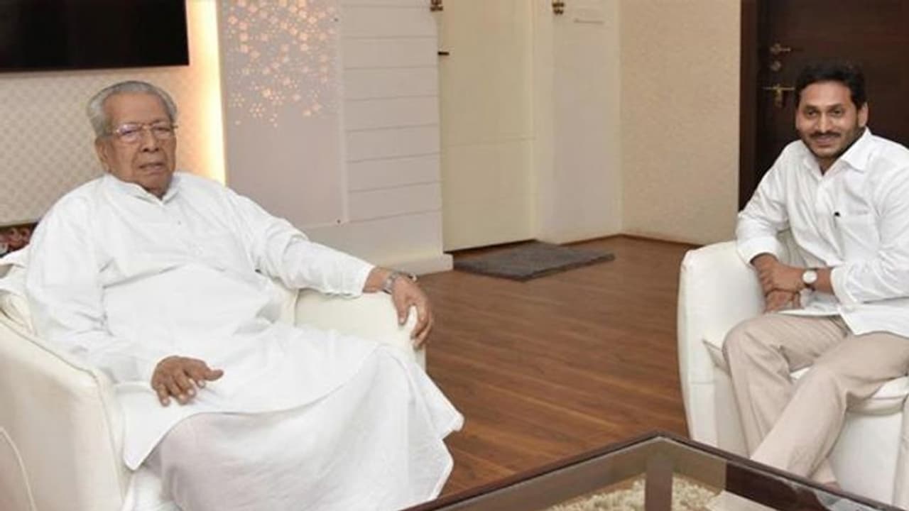 ఏపీ మంత్రివర్గ పునర్వ్యస్థీకరణ .. గవర్నర్ బిశ్వభూషణ్ హరిచందన్తో సీఎం జగన్ భేటీ ఏపీ మంత్రివర్గ పునర్వ్యస్థీకరణ .. గవర్నర్ బిశ్వభూషణ్ హరిచందన్తో సీఎం జగన్ భేటీ