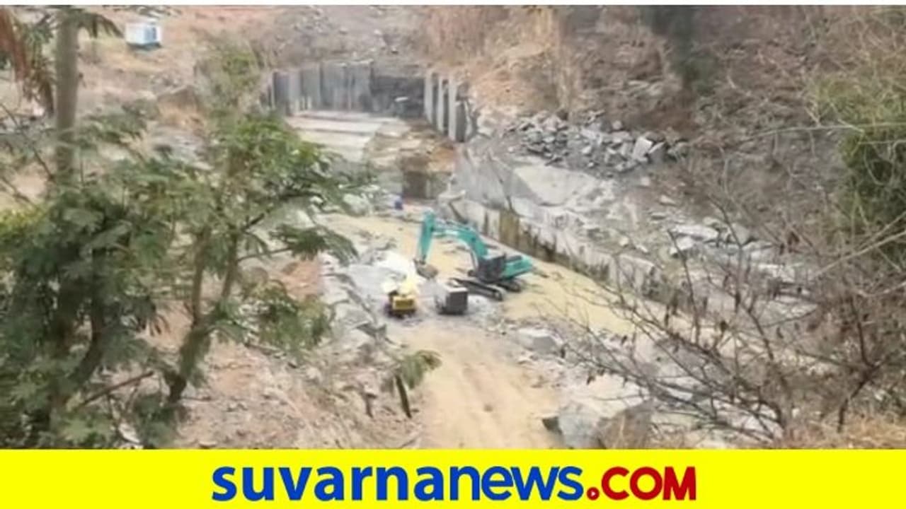 Illegal Mining : ಚಾಮರಾಜನಗರದಲ್ಲಿ ಎಗ್ಗಿಲ್ಲದ ಗಣಿಗಾರಿಕೆ.. ಕೇಳೋರು ಯಾರೂ ಇಲ್ಲ! Illegal Mining : ಚಾಮರಾಜನಗರದಲ್ಲಿ ಎಗ್ಗಿಲ್ಲದ ಗಣಿಗಾರಿಕೆ.. ಕೇಳೋರು ಯಾರೂ ಇಲ್ಲ!