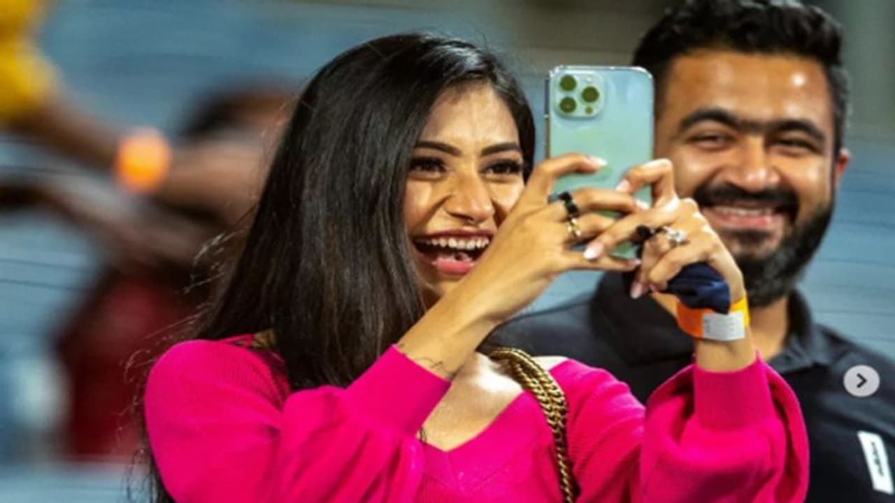 SRH vs RR मैच के बीच वायरल हो गई धनश्री की यह तस्वीर, उनकी अदाओं को देख युजवेंद्र चहल ने जो किया वो और गजब था SRH vs RR मैच के बीच वायरल हो गई धनश्री की यह तस्वीर, उनकी अदाओं को देख युजवेंद्र चहल ने जो किया वो और गजब था