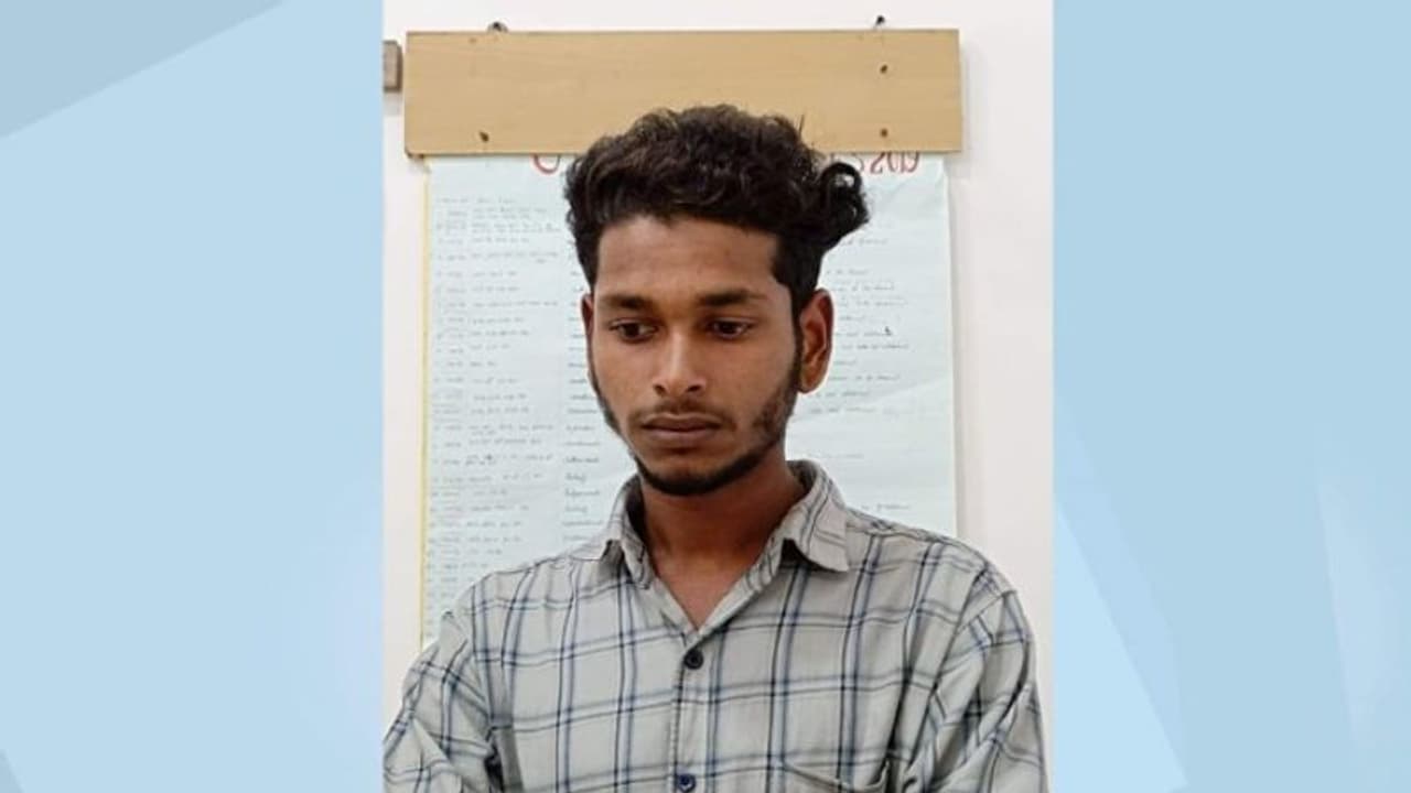 പതിമൂന്നുകാരിയെ പ്രണയം നടിച്ച് രണ്ട് മാസത്തോളം പീഡിപ്പിച്ചു, 19 കാരൻ പൊലീസ് പിടിയിൽ പതിമൂന്നുകാരിയെ പ്രണയം നടിച്ച് രണ്ട് മാസത്തോളം പീഡിപ്പിച്ചു, 19 കാരൻ പൊലീസ് പിടിയിൽ