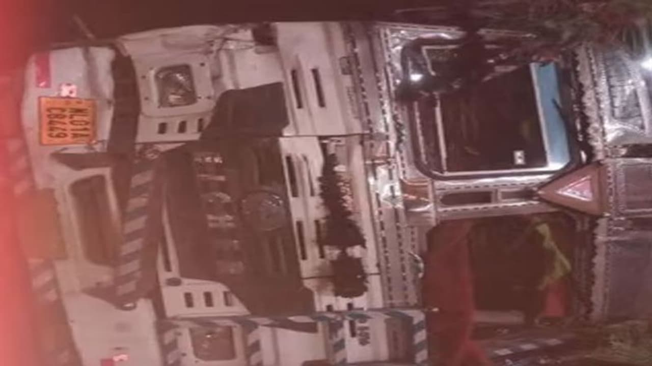 फिरोजाबाद में सड़क दुर्घटना में पांच लोगों की दर्दनाक मौत, टैंकर ने जीप को मारी टक्कर फिरोजाबाद में सड़क दुर्घटना में पांच लोगों की दर्दनाक मौत, टैंकर ने जीप को मारी टक्कर