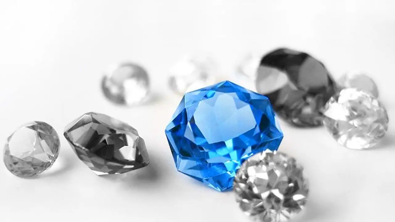  కర్నూల్ లో కూలీకి దొరికిన వజ్రం: రూ. 45 వేలకు విక్రయం