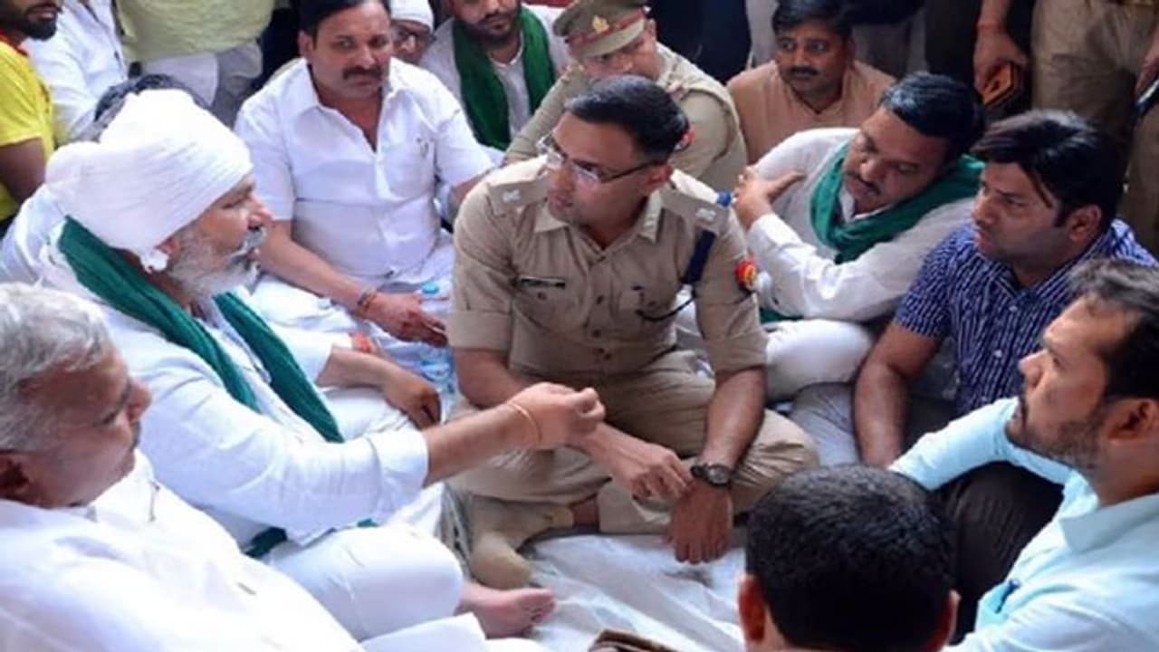 राकेश टिकैत ने कोतवाली में गाड़ा टेंट, सात घंटे बाद झुक गई पुलिस राकेश टिकैत ने कोतवाली में गाड़ा टेंट, सात घंटे बाद झुक गई पुलिस