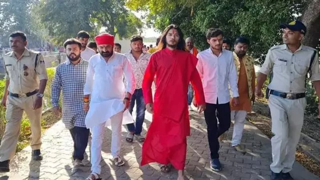 मप्र के रीवा में एक बाबा की 'पाप लीला': महंत ने होटल में नाबालिग को पहले पिलाई शराब, फिर उसके साथ की दरिंदगी मप्र के रीवा में एक बाबा की 'पाप लीला': महंत ने होटल में नाबालिग को पहले पिलाई शराब, फिर उसके साथ की दरिंदगी