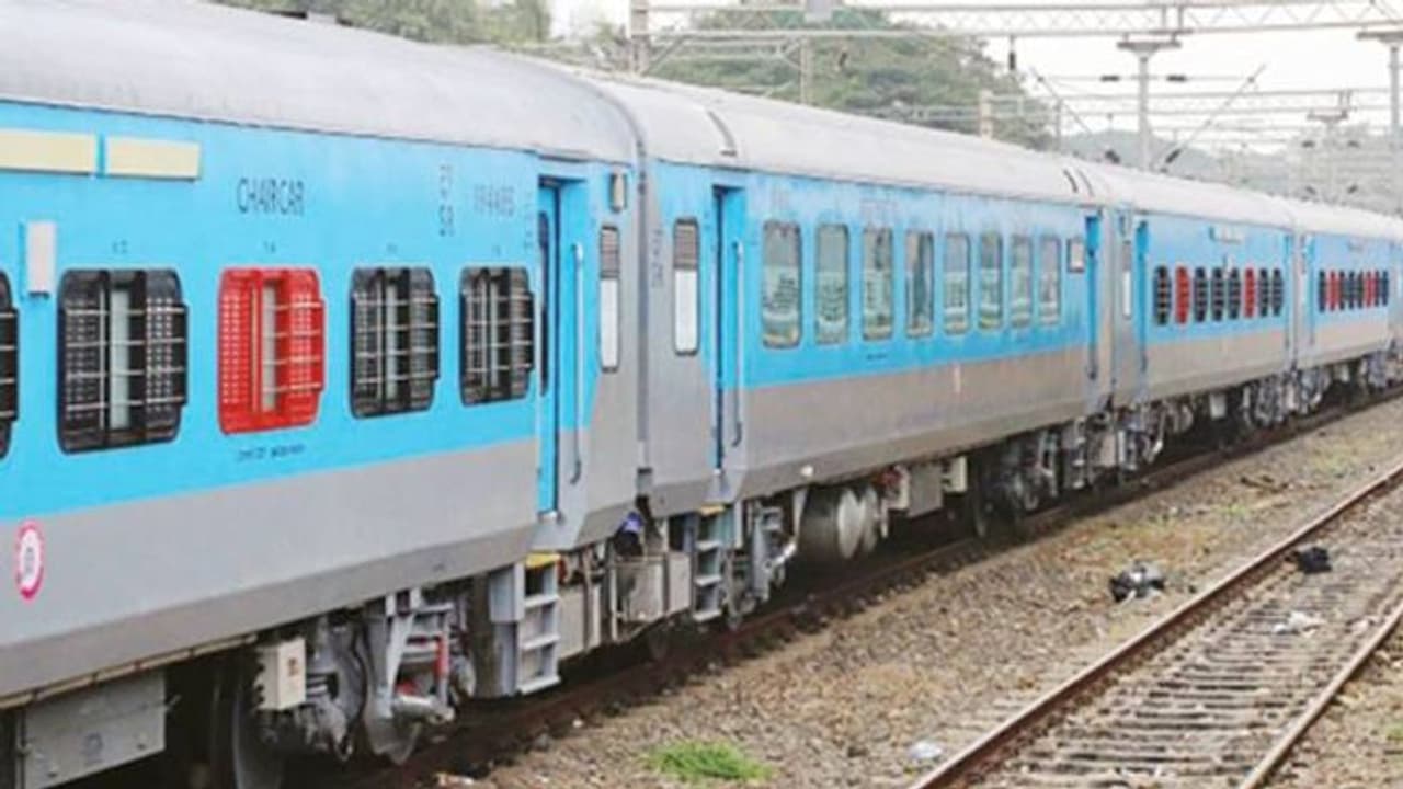 இதுக்கு மேல முடியாது... ரெயிலை நிறுத்திய பயணி... காரணம் கேட்டு அதிர்ந்து போன அதிகாரிகள்..!