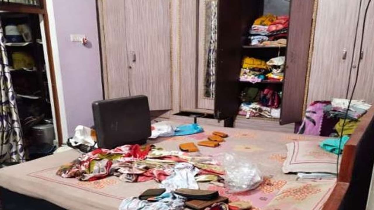 इसरो में कार्यरत वैज्ञानिक के घर बदमाशों ने बोला हमला, बंधक बनाकर लूट लिए 20 लाख रुपए इसरो में कार्यरत वैज्ञानिक के घर बदमाशों ने बोला हमला, बंधक बनाकर लूट लिए 20 लाख रुपए
