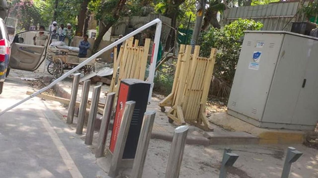 दिल्ली के सीएम अरविंद केजरीवाल के घर हमला, प्रदर्शनकारियों ने सीटीवी कैमरे, बूम बैरियर तोड़ा, 50 हिरासत में दिल्ली के सीएम अरविंद केजरीवाल के घर हमला, प्रदर्शनकारियों ने सीटीवी कैमरे, बूम बैरियर तोड़ा, 50 हिरासत में