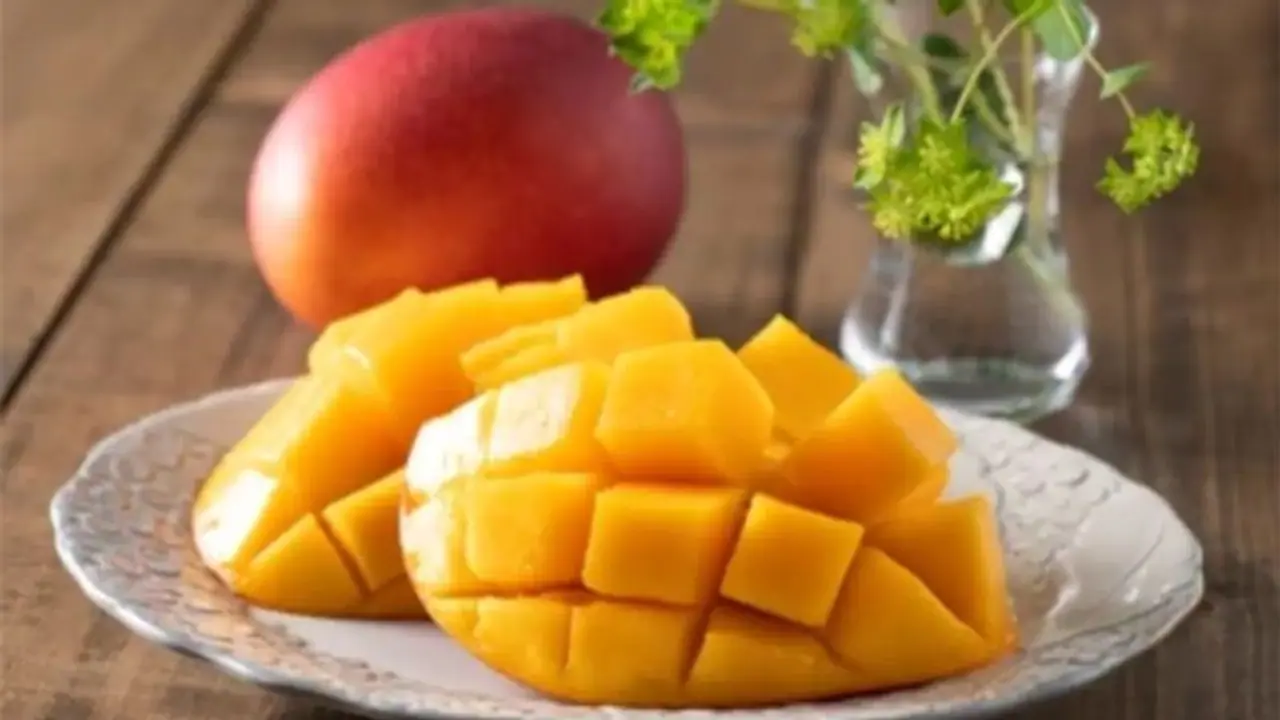 ലോകത്തിലെ ഏറ്റവും വില കൂടിയ മാമ്പഴം പ്രദര്‍ശനത്തിന്; വിലയെത്രയെന്ന് അറിയാമോ?