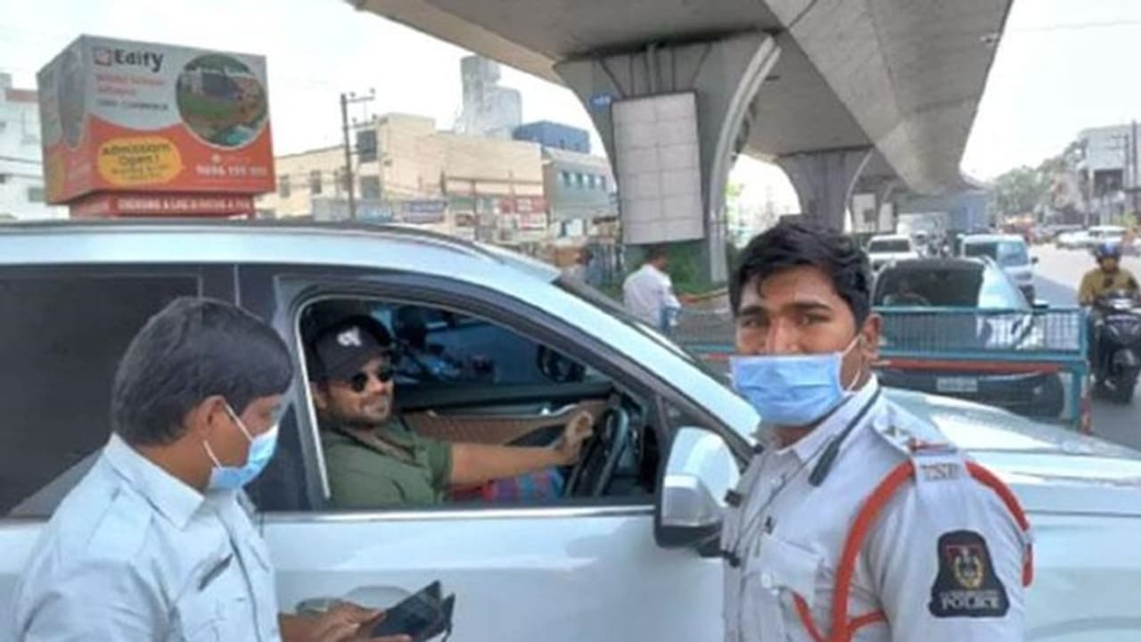 Manchu Manoj: మంచు మనోజ్ కారు ఆపి జరిమానా విధించిన ట్రాఫిక్ పోలీసులు.. ఏం జరిగిందంటే.. Manchu Manoj: మంచు మనోజ్ కారు ఆపి జరిమానా విధించిన ట్రాఫిక్ పోలీసులు.. ఏం జరిగిందంటే..