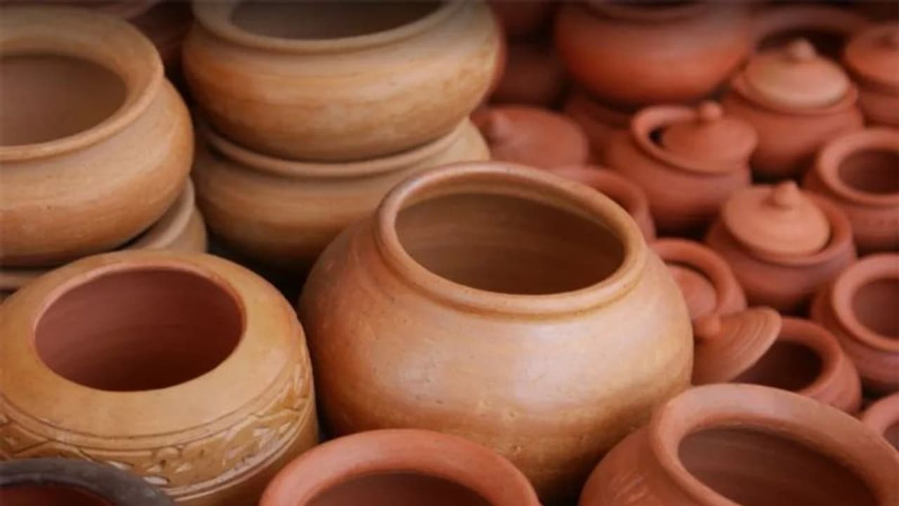Summer Tips: मटका लेते समय कभी भी ना करें ये गलती, ऐसे रखेंगे तो फ्रिज से ज्यादा ठंडा होगा मटके का पानी