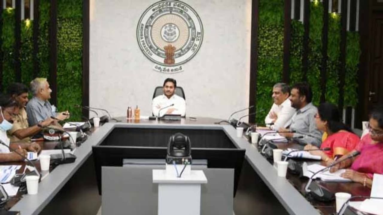 మండల స్థాయిలో ఏసీబీ స్టేషన్లు... అవినీతిపై ఫిర్యాదులకు యాప్ : సీఎం జగన్ మరో వినూత్న ప్రయోగం మండల స్థాయిలో ఏసీబీ స్టేషన్లు... అవినీతిపై ఫిర్యాదులకు యాప్ : సీఎం జగన్ మరో వినూత్న ప్రయోగం