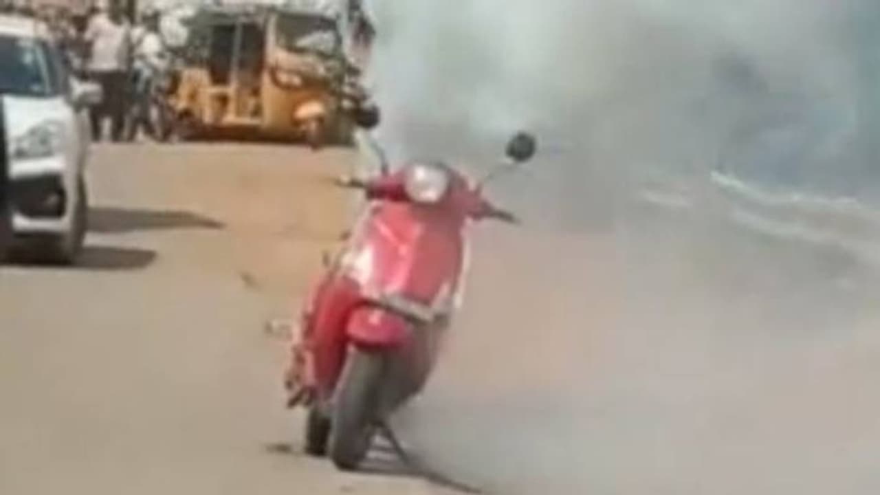 E scooters catching fire: மீண்டும் வெடித்து சிதறிய இ ஸ்கூட்டர் சென்னையில் பரபரப்பு..! E scooters catching fire: மீண்டும் வெடித்து சிதறிய இ ஸ்கூட்டர் சென்னையில் பரபரப்பு..!
