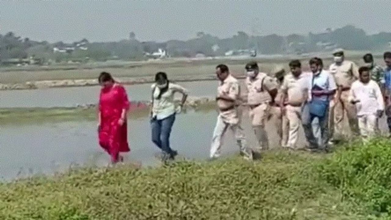 'দৃষ্টান্তমূলক শাস্তির দাবি', মাটিয়া ধর্ষণ কাণ্ডে ঘটনাস্থলে ৪ সদস্যের ফরেনসিক দল 'দৃষ্টান্তমূলক শাস্তির দাবি', মাটিয়া ধর্ষণ কাণ্ডে ঘটনাস্থলে ৪ সদস্যের ফরেনসিক দল