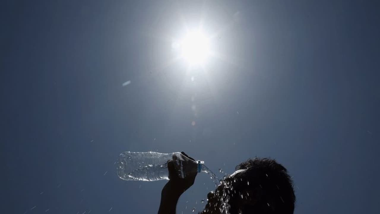 மக்களே உஷார்.. அடுத்த 3 நாட்களுக்கு வெயில் கொளுந்தும்.. அதிகரிக்கும் வெப்பநிலை.. வானிலை மையம் அறிவிப்பு..