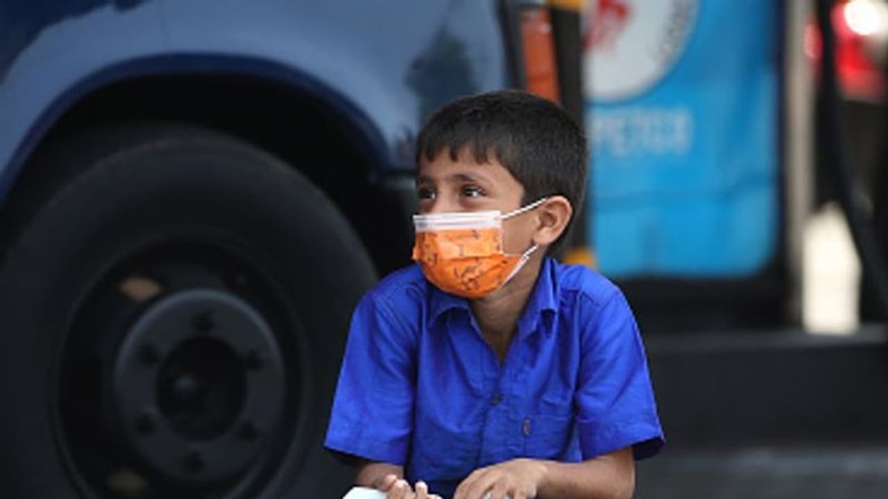 কাগজের অভাবে বন্ধ পরীক্ষা, বিদ্যুৎ থেকে ওষুধ সবকিছু 'বাড়ন্ত' শ্রীলঙ্কায় কাগজের অভাবে বন্ধ পরীক্ষা, বিদ্যুৎ থেকে ওষুধ সবকিছু 'বাড়ন্ত' শ্রীলঙ্কায়