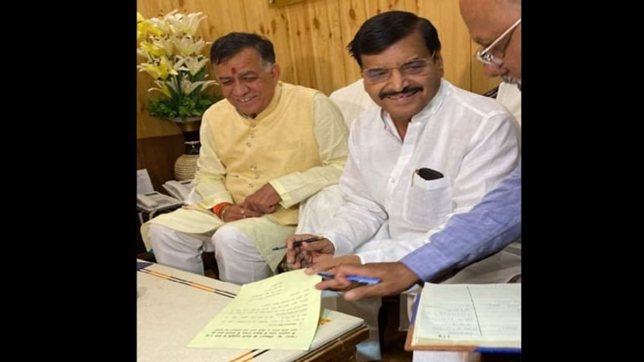 चाचा भतीजे की नराजगी के बीच शिवापाल यादव ने ली विधायक पद की शपथ चाचा भतीजे की नराजगी के बीच शिवापाल यादव ने ली विधायक पद की शपथ