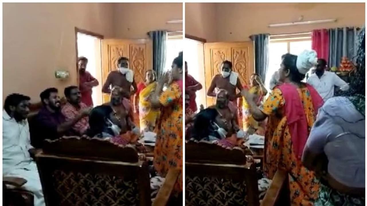 K Rail : സില്വര് ലൈന് പ്രചാരണത്തിനായി ഡിവൈഎഫ്ഐയുടെ ഭവന സന്ദര്ശനം; എംഎല്എയോട് കയര്ത്ത് നാട്ടുകാര് K Rail : സില്വര് ലൈന് പ്രചാരണത്തിനായി ഡിവൈഎഫ്ഐയുടെ ഭവന സന്ദര്ശനം; എംഎല്എയോട് കയര്ത്ത് നാട്ടുകാര്