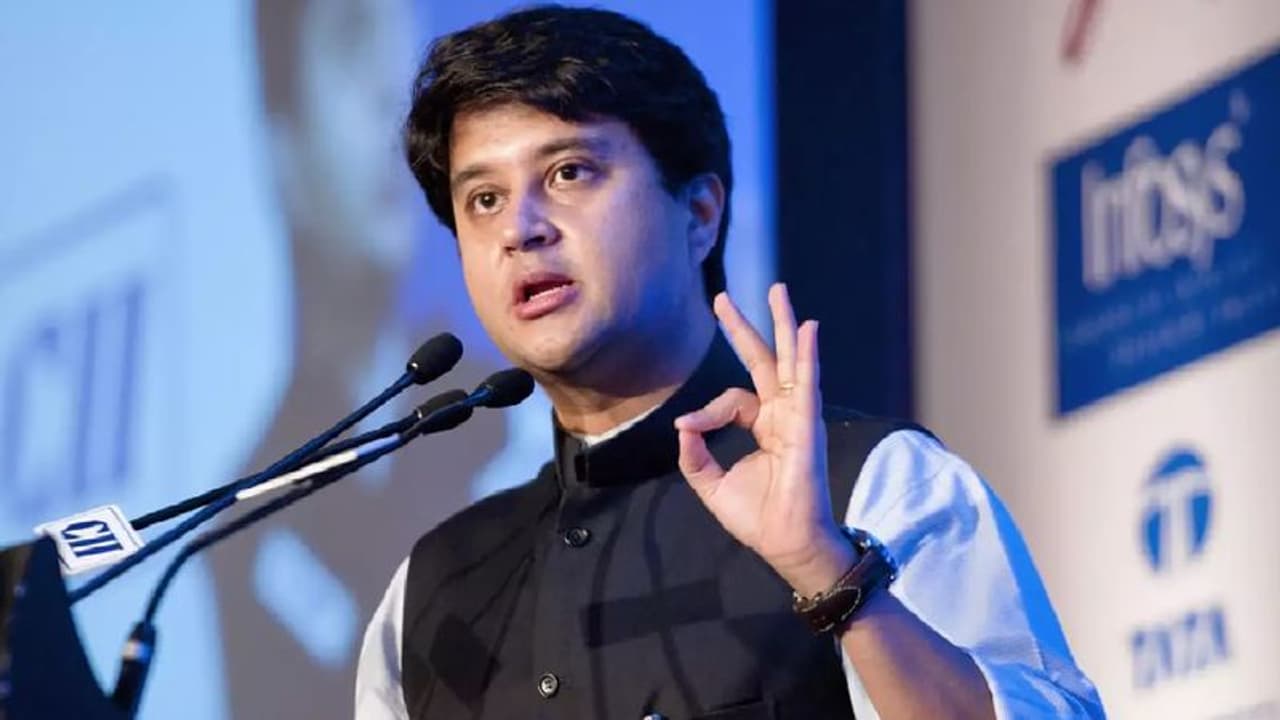 విమానం ఆలస్యమైందని పైలట్ పై ప్రయాణికుడి దాడి.. జ్యోతిరాదిత్య సింధియా ఏమన్నారంటే ? 