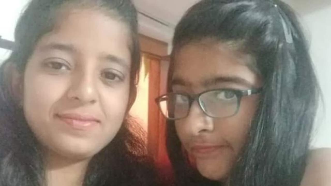 55 दिन बाद लापता हुईं 2 बेटियां मिलीं, देखते ही पिता की आंखों से निकले आंसू, जयपुर से ऐसे पहुंच गईं लखनऊ 55 दिन बाद लापता हुईं 2 बेटियां मिलीं, देखते ही पिता की आंखों से निकले आंसू, जयपुर से ऐसे पहुंच गईं लखनऊ