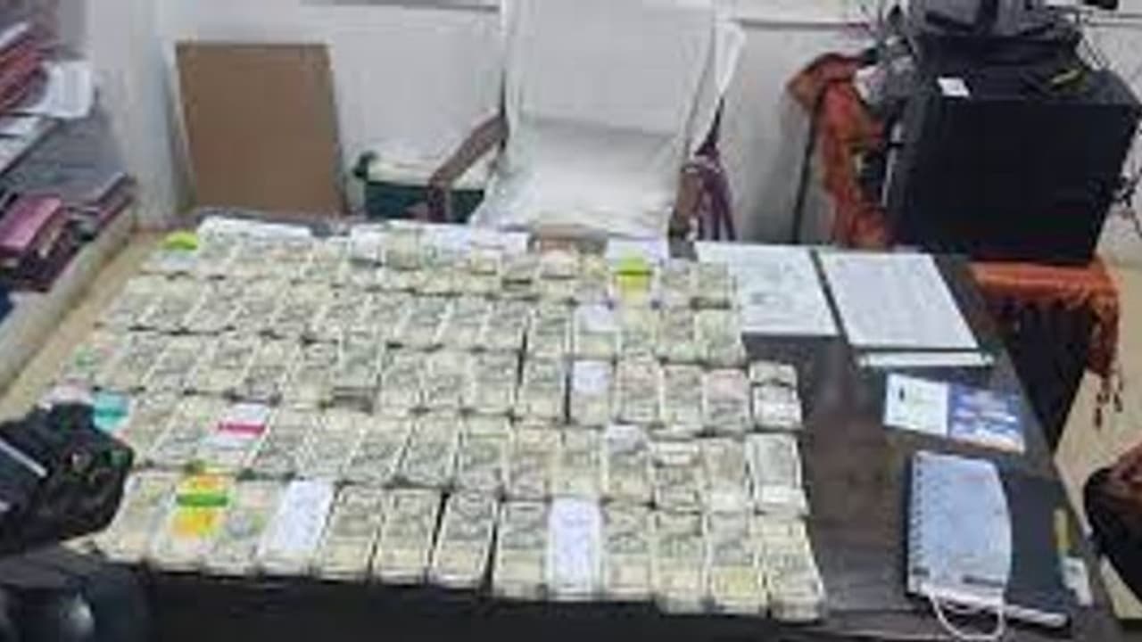 காரில் ரூ. 40 லட்சம்..கட்டுகட்டாக 500 ரூபாய் நோட்டுகள்.. ஸ்கெட்ச் போட்டு டைம் பார்த்து தூக்கிய விஜிலென்ஸ்..