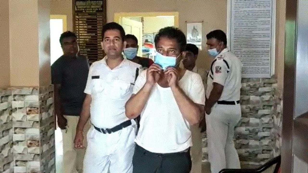 ব্যাঙ্ক কর্মচারির পরিচয়ে প্রতারণা, শহরে বৃদ্ধ দম্পতির তিন কোটি টাকা হাতিয়ে গ্রেফতার প্রতিবেশী 