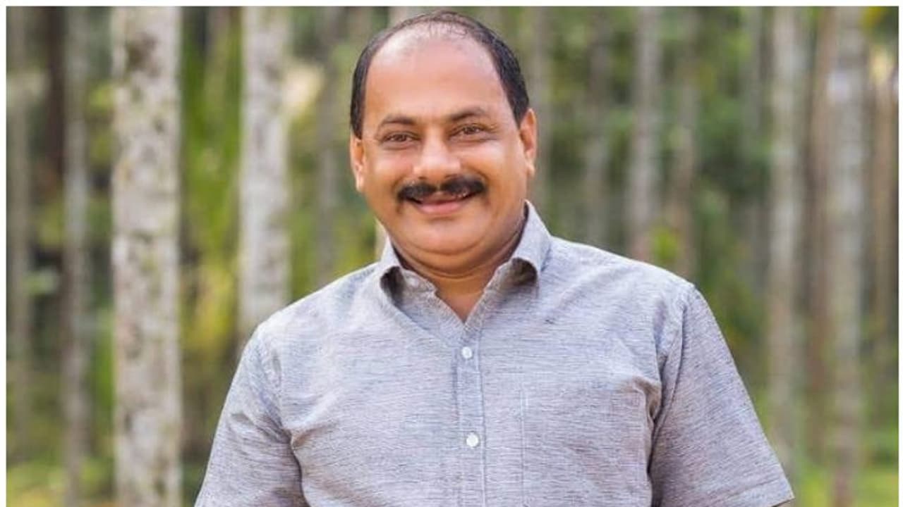 Murder : വാഹന പാർക്കിംഗിനെ ചൊല്ലിയുള്ള തർക്കം; വെട്ടേറ്റ് ചികിത്സയിലായിരുന്ന മഞ്ചേരി നഗരസഭാംഗം മരിച്ചു Murder : വാഹന പാർക്കിംഗിനെ ചൊല്ലിയുള്ള തർക്കം; വെട്ടേറ്റ് ചികിത്സയിലായിരുന്ന മഞ്ചേരി നഗരസഭാംഗം മരിച്ചു