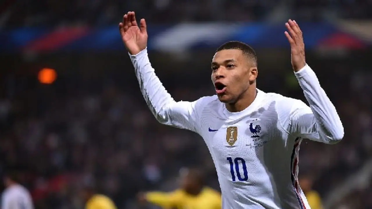 അങ്ങനെ സംഭവിച്ചാല് മാത്രം അത്ഭുതം; ബാലൺ ഡി ഓർ ജേതാവിനെ പ്രവചിച്ച് കിലിയൻ എംബാപ്പേ അങ്ങനെ സംഭവിച്ചാല് മാത്രം അത്ഭുതം; ബാലൺ ഡി ഓർ ജേതാവിനെ പ്രവചിച്ച് കിലിയൻ എംബാപ്പേ