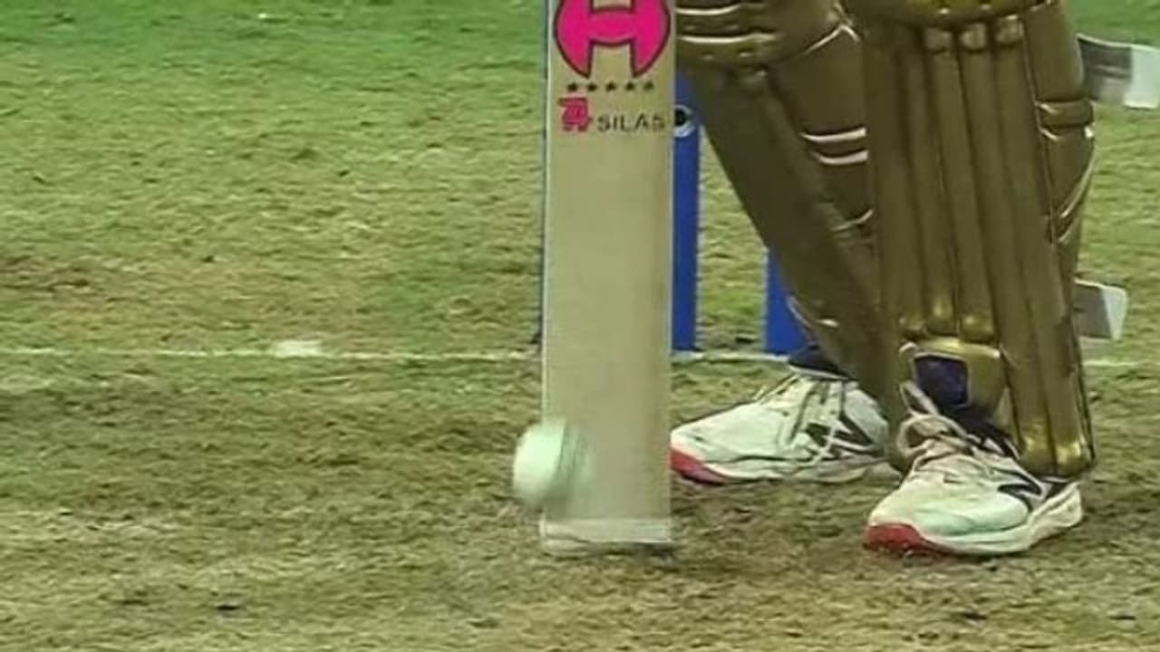 TATA IPL: ఏంటి డుప్లెసిస్ ఇది.. దానికి కూడా డీఆర్ఎస్సా..? ట్విట్టర్ లో సిరాజ్ పై పేలుతున్న జోకులు TATA IPL: ఏంటి డుప్లెసిస్ ఇది.. దానికి కూడా డీఆర్ఎస్సా..? ట్విట్టర్ లో సిరాజ్ పై పేలుతున్న జోకులు