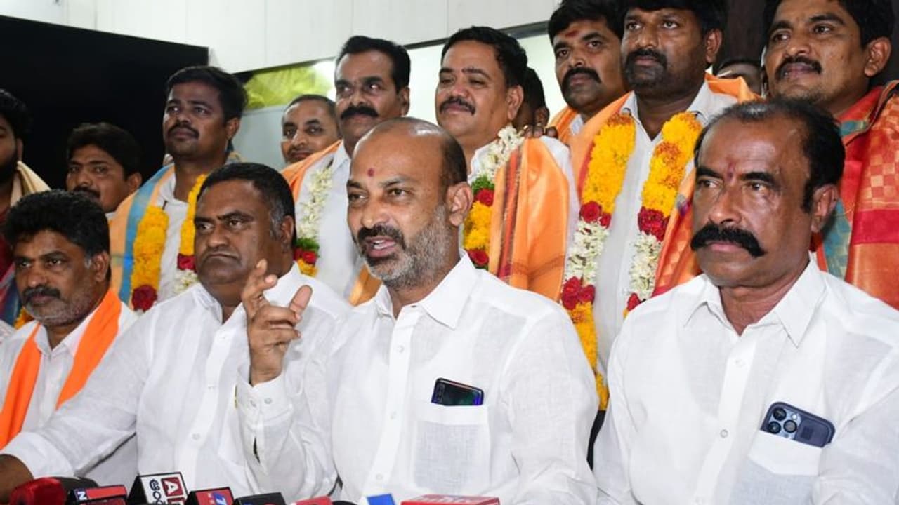 ఎవరైనా పార్టీ పెట్టుకోవచ్చు... కానీ కేసీఆర్‌వి టైంపాస్‌ రాజకీయాలు: బండి సంజయ్