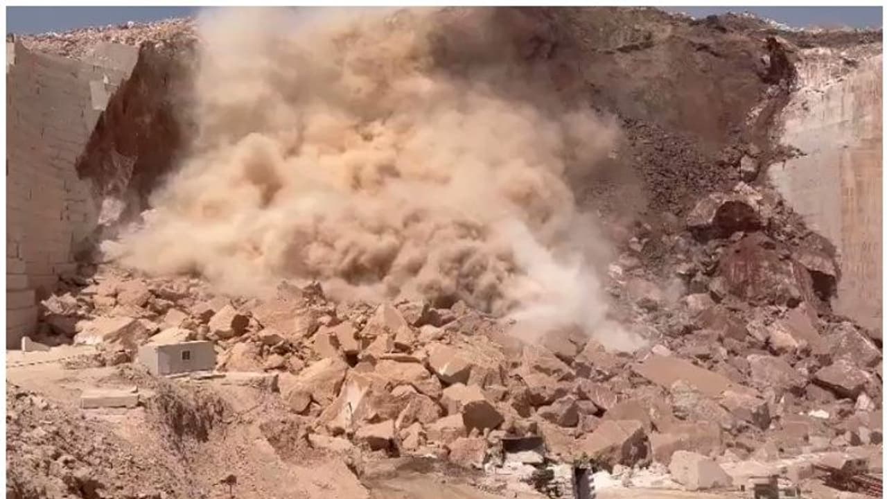 ഒമാനില് പാറ ഇടിഞ്ഞുവീണുണ്ടായ അപകടത്തില് മരണം 13 ആയി ഒമാനില് പാറ ഇടിഞ്ഞുവീണുണ്ടായ അപകടത്തില് മരണം 13 ആയി