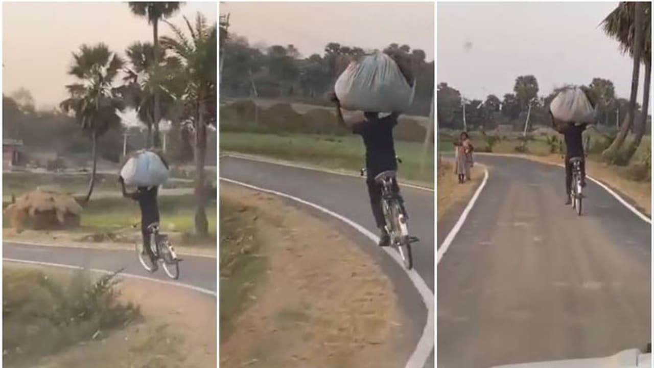 মাথায় বস্তা নিয়ে ব্যালেন্সের খেল, যে কোনও জিমন্যাস্টকে হার মানাবেন এই যুবক মাথায় বস্তা নিয়ে ব্যালেন্সের খেল, যে কোনও জিমন্যাস্টকে হার মানাবেন এই যুবক