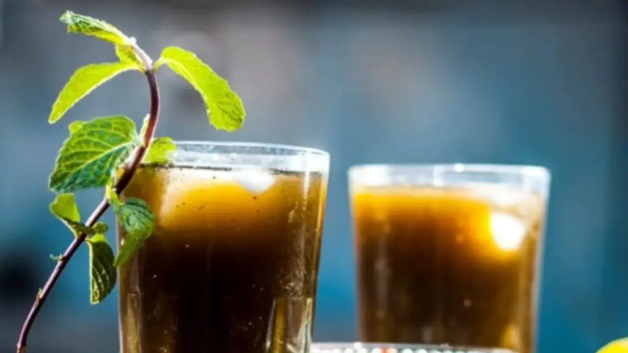 গরমে গলা শুকিয়ে কাঠ, ঘরেই বানান গুড়ের শরবত, যা খেতে আখের রসের মতো গরমে গলা শুকিয়ে কাঠ, ঘরেই বানান গুড়ের শরবত, যা খেতে আখের রসের মতো