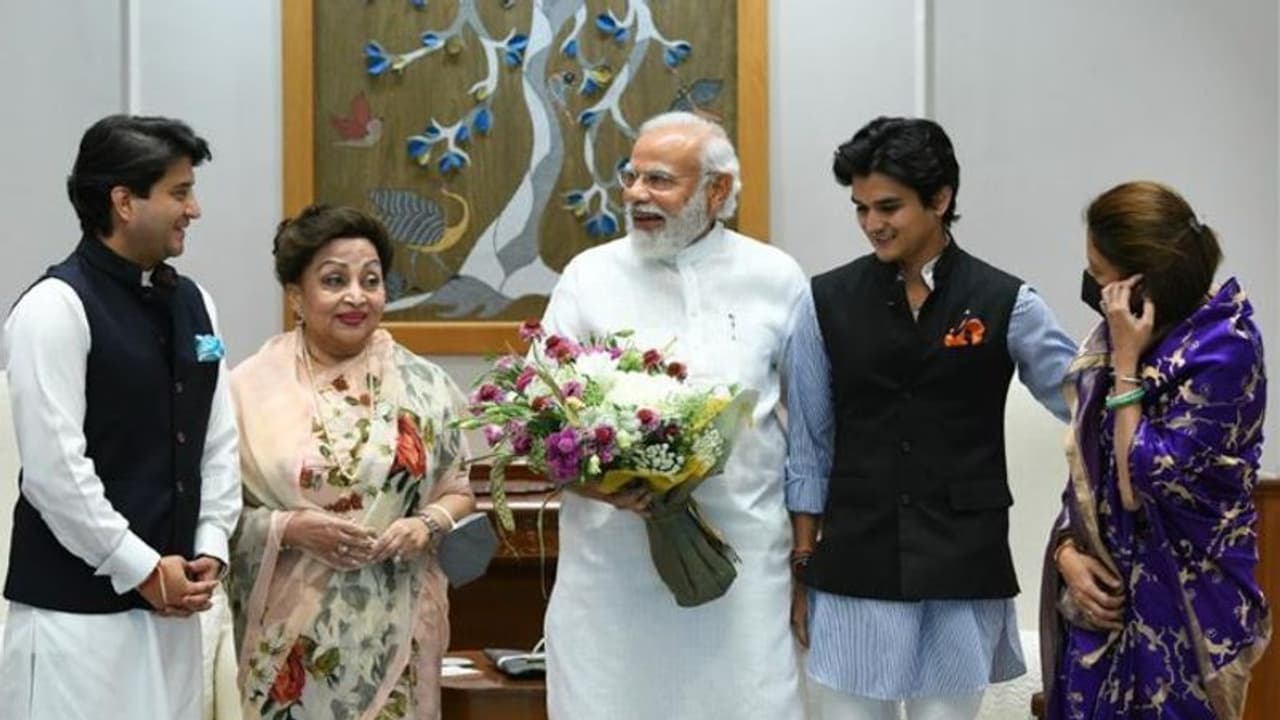 जब PM Modi से पूरे परिवार के साथ मिले सिंधिया, तो सियासी गलियारों में हड़कंप, मुस्कुराती तस्वीर का क्या राज? जब PM Modi से पूरे परिवार के साथ मिले सिंधिया, तो सियासी गलियारों में हड़कंप, मुस्कुराती तस्वीर का क्या राज?