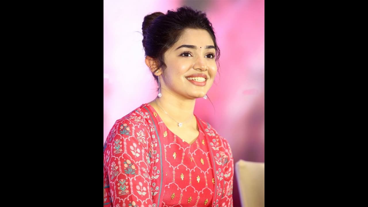  Kriti Shetty: పాపకు పెద్ద షాకే, పూర్తిగా డీలా పడిందిట!