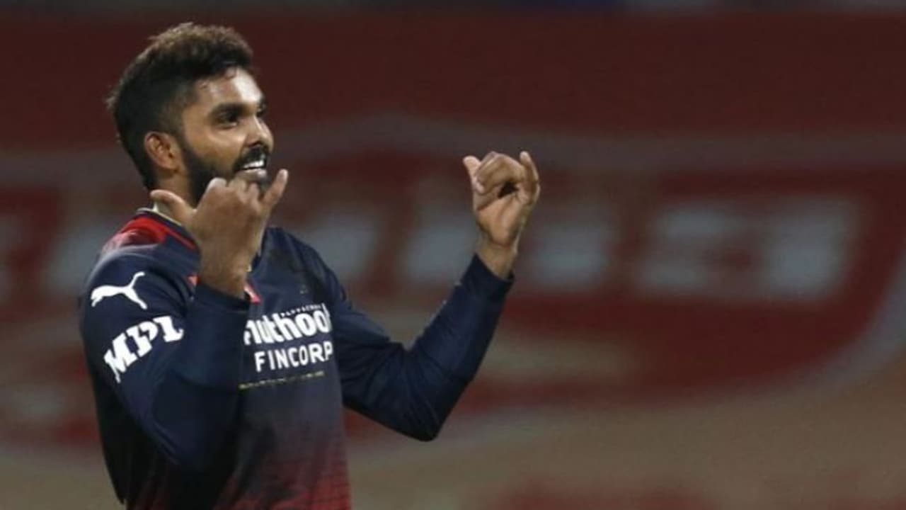 IPL2022: నాలుగు వికెట్ల చిన్నోడు నైమర్ ను కాపీ కొట్టాడు.. ఫుట్బాల్ ఆటగాళ్ల వెంట పడుతున్న ఆర్సీబీ బౌలర్లు IPL2022: నాలుగు వికెట్ల చిన్నోడు నైమర్ ను కాపీ కొట్టాడు.. ఫుట్బాల్ ఆటగాళ్ల వెంట పడుతున్న ఆర్సీబీ బౌలర్లు