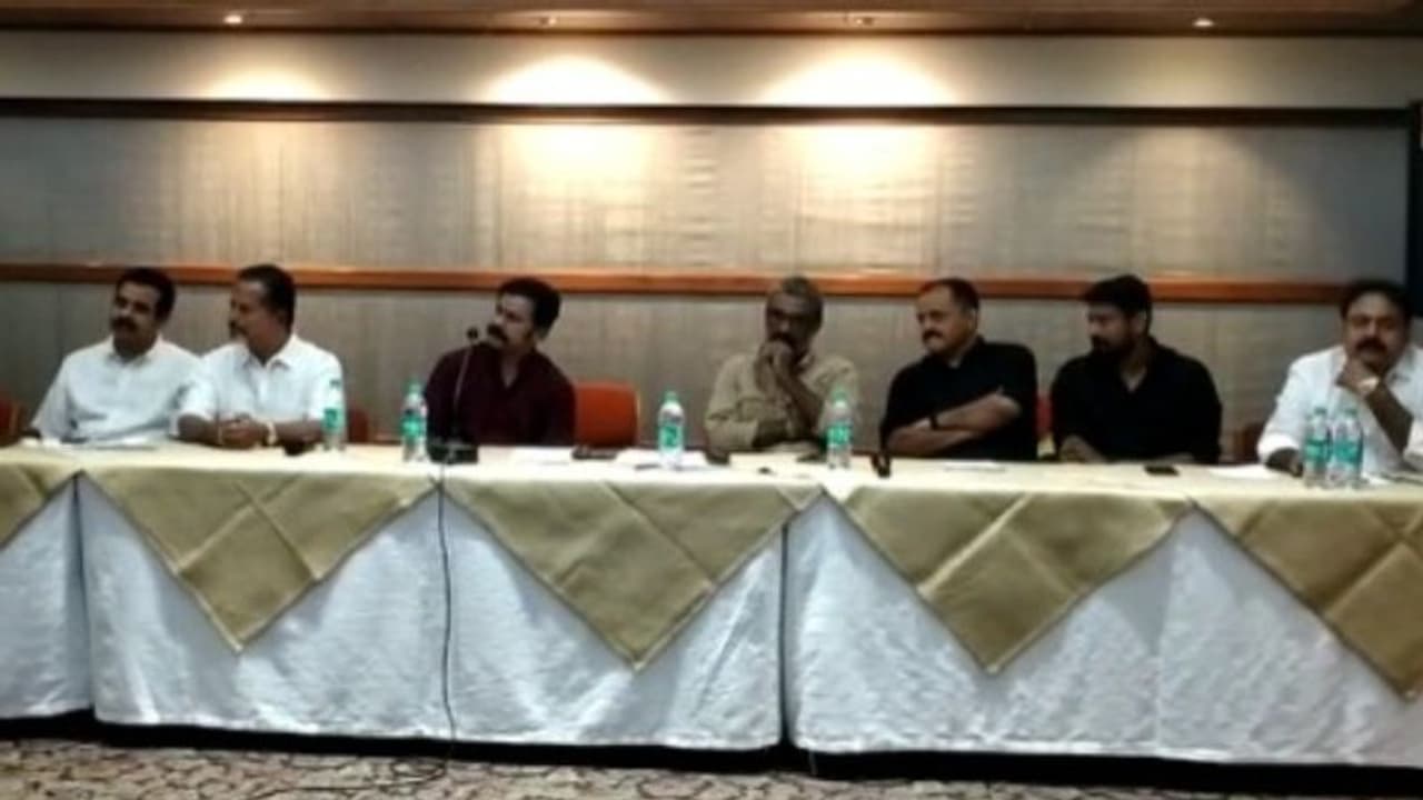 ഫിയോകിന്റെ സ്വീകരണ പരിപാടിയിൽ വേദി പങ്കിട്ട് ദിലീപും രഞ്ജിത്തും ഫിയോകിന്റെ സ്വീകരണ പരിപാടിയിൽ വേദി പങ്കിട്ട് ദിലീപും രഞ്ജിത്തും