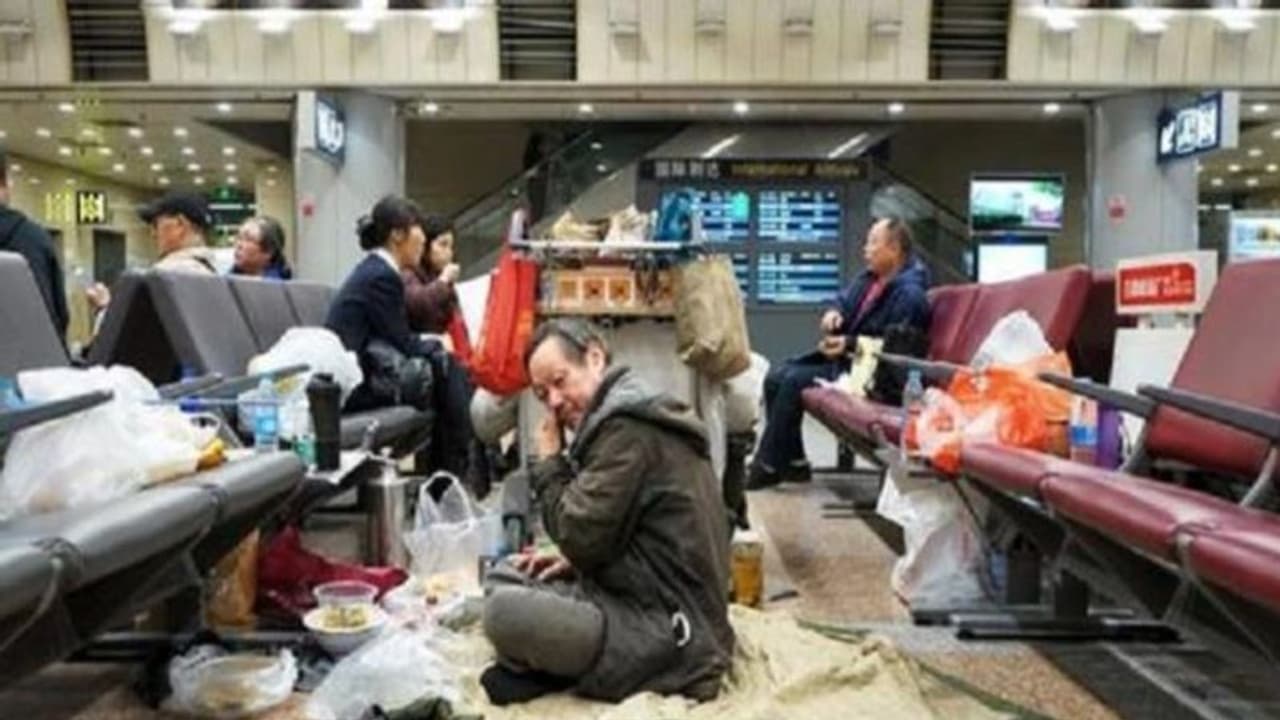 सिर्फ इसलिए यह शख्स एयरपोर्ट को समझता है अपना घर, 14 साल से पुलिस हटा रही, मगर सामान लेकर फिर रहने आ जाता है सिर्फ इसलिए यह शख्स एयरपोर्ट को समझता है अपना घर, 14 साल से पुलिस हटा रही, मगर सामान लेकर फिर रहने आ जाता है