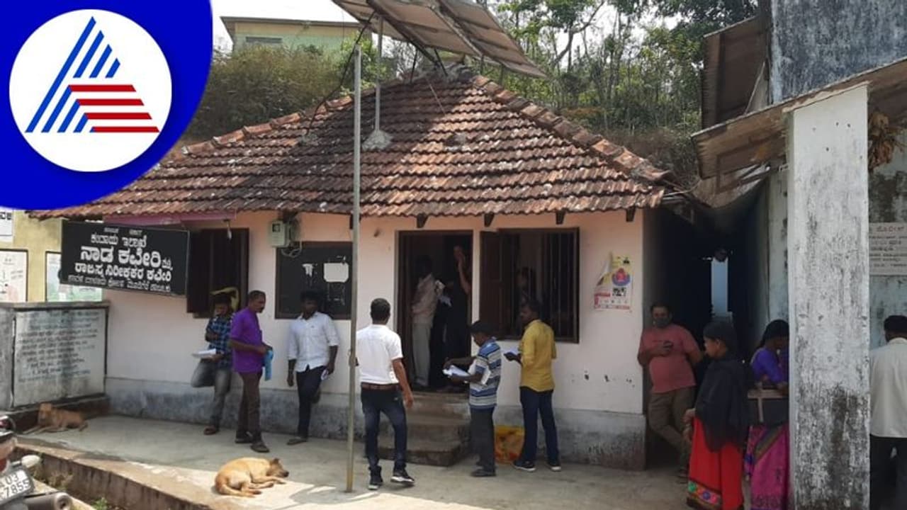 Chikkamagaluru: ವಿದ್ಯುತ್ ಕಣ್ಣಾಮುಚ್ಚಾಲೆ: ಗ್ರಾಮಸ್ಥರ ಪರದಾಟ Chikkamagaluru: ವಿದ್ಯುತ್ ಕಣ್ಣಾಮುಚ್ಚಾಲೆ: ಗ್ರಾಮಸ್ಥರ ಪರದಾಟ