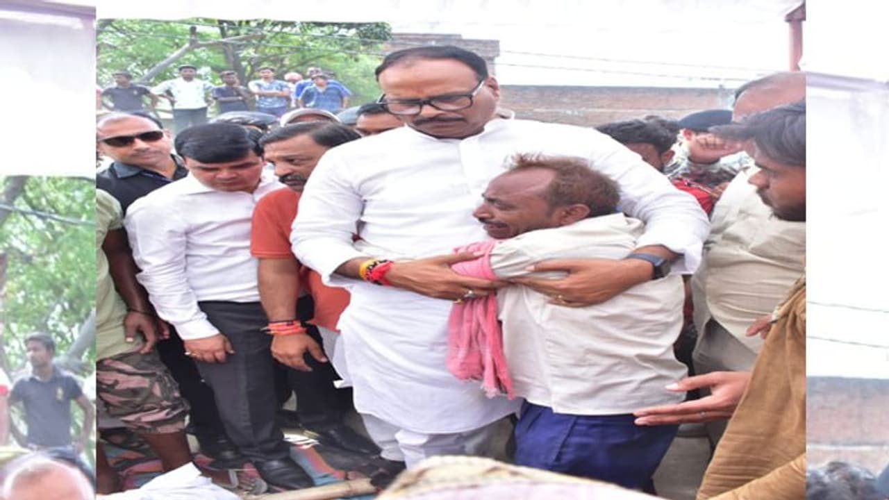 डिप्टी सीएम से लिपट कर रोया दिवंगत सफाई कर्मचारी का भाई, ब्रजेश पाठक बोले सुरक्षा उपकरण नहीं तो सफाई नहीं