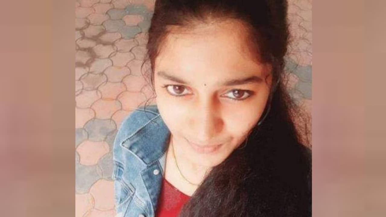 ബസിൽ വച്ച് ഉപദ്രവിക്കാൻ ശ്രമം, 52കാരനെ ഓടിച്ചിട്ട് പിടികൂടി പൊലീസിൽ ഏൽപ്പിച്ച് ആരതി ബസിൽ വച്ച് ഉപദ്രവിക്കാൻ ശ്രമം, 52കാരനെ ഓടിച്ചിട്ട് പിടികൂടി പൊലീസിൽ ഏൽപ്പിച്ച് ആരതി